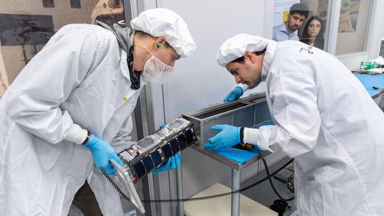 Placement d'un satellite de type CubeSat 3U dans son compartiment de transport. [Nasa - Robert Markowitz]