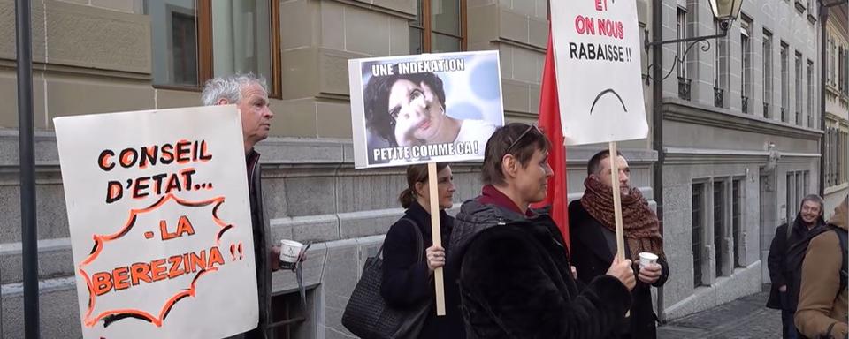 Des syndicalistes accueillent les participants à la réunion avec le gouvernement vaudois à Lausanne, 23.02.2023. [RTS]