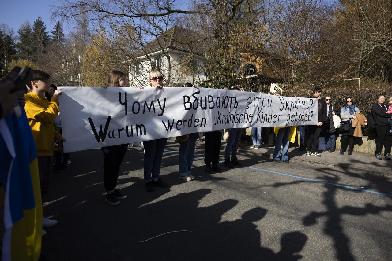 Pour commémorer la première année de guerre en Ukraine, 200 à 300 personnes se sont rassemblées à Berne. [Keystone - Peter Klaunzer]