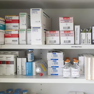 Des médicaments sur une étagère. (image d'illustration) [keystone - Gaetan Bally]