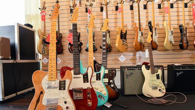 Des guitares d'une série vintage de la marque Fender exposées dans un magasin en Californie, le 18 octobre 2022. [AFP - VALERIE MACON]