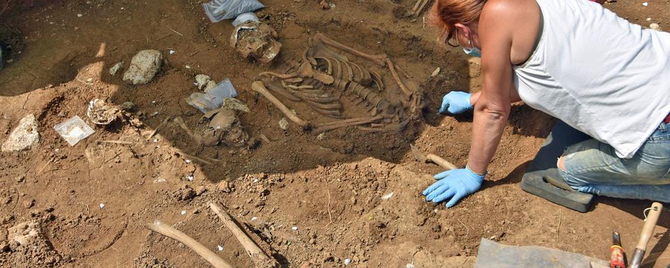 Des archéologues fouillent un cimetière abandonné à Saint Brais (JU). [RTS - Gaël Klein]