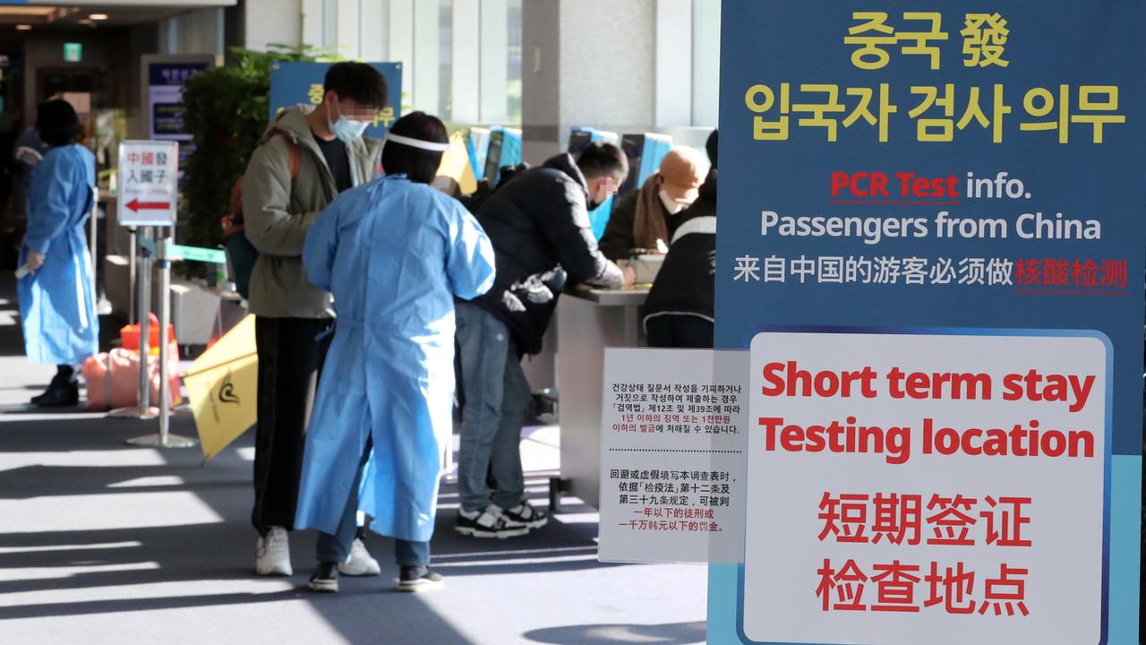 Une "écrasante majorité" des pays de l'UE se sont prononcés mardi en faveur de tests Covid systématiques pour les voyageurs venant de Chine avant leur départ pour l'Europe. [keystone - YONHAP SOUTH KOREA OUT]