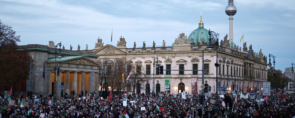 Près de 10’000 personnes à Berlin pour réclamer la fin de la violence dans la bande de Gaza. [EPA/ Keystone - Clemens Bilan]