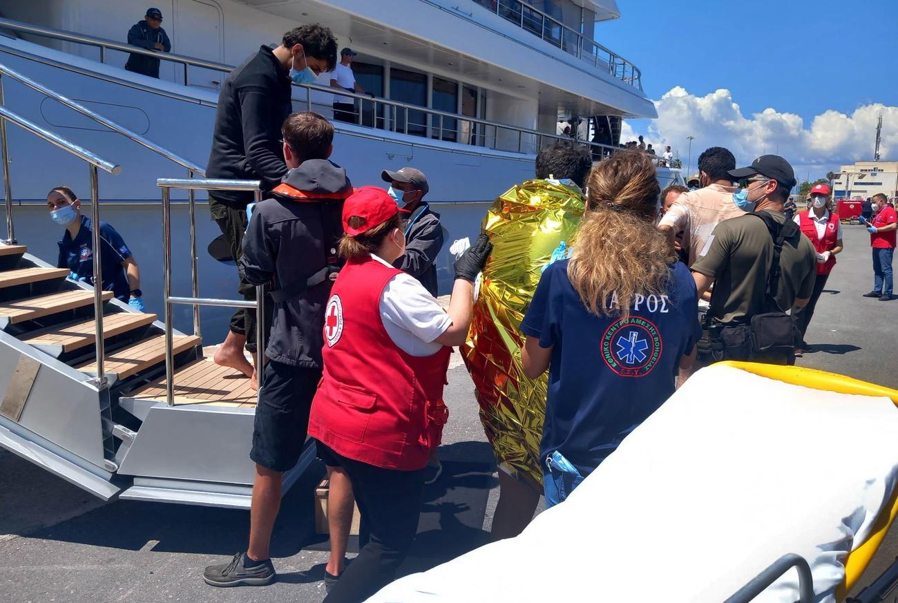 Des survivants du naufrage d'un bateau de migrants au large de la Grèce sont accueillis au port de Kalamata le 14 juin 2023. [Keystone - EPA/BOUGIOTIS EVANGELOS]