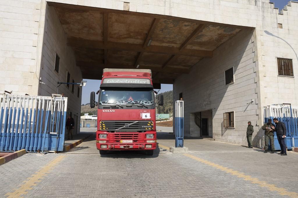 Les camions d'aide humanitaire arrive au compte-gouttes en Syrie, par le point de passage de Bab-al Hawa. [AFP - Omar Haj Kadour]