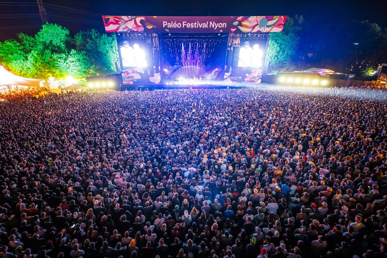 La foule des grands soirs devant la Grande Scène du Paléo pour écouter le chanteur français Orelsan, le samedi 23 juillet 2022. [Keystone - Valentin Flauraud]