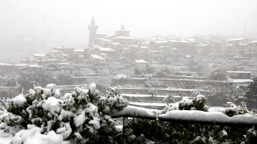 Le village de Valldemossa, à Majorque, sous la neige mardi 27.02.2023. [AFP - Jaime Reina]