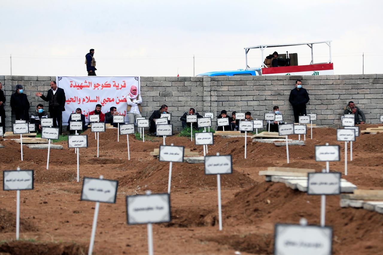 L'Etat islamique a massacré la communauté yézidie en Irak. Les victimes ont été enfouies dans des fosses communes. Sur cette photo, prise en 2021, des Yézidis se sont rassemblés à Kojo pour les enterrer une seconde fois, dans la dignité.