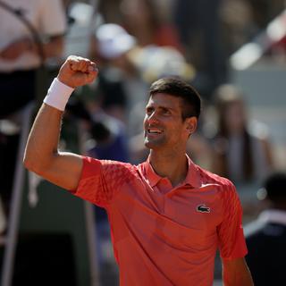 Novak Djokovic continue sa route sur la terre battue parisienne. [KEYSTONE - Thibault Camus]