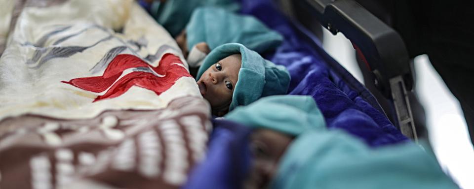 Un bébé palestinien prématuré dans l'attente d'être transféré de Gaza vers l'Égypte. [Keystone/EPA - Haitham Imad]