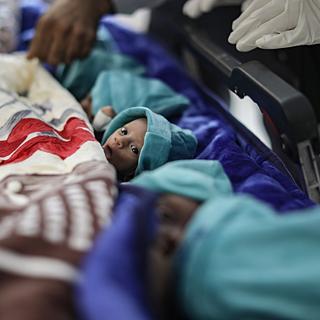 Un bébé palestinien prématuré dans l'attente d'être transféré de Gaza vers l'Égypte. [Keystone/EPA - Haitham Imad]