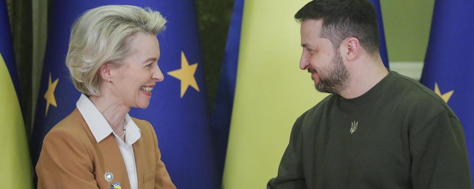 La présidente de la Commission européenne Ursula von der Leyen et le président ukrainien Volodymyr Zelensky, le 2 février 2023 à Kiev. [EPA/Keystone - Sergey Dolzhenko]