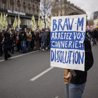 Des policiers de la Brav-M ont été enregistrés tenant des propos "promettant de la violence physique" aux manifestants contre la privatisation des retraites d'Emmanuel Macron. [Keystone/AP Photo - Thomas Padilla]
