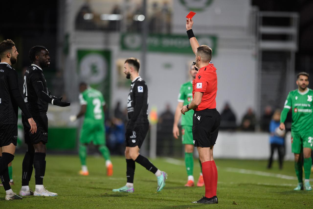 Florian Danho a réussi à se faire expulser seulement 4 minutes après son introduction sur le terrain. [Claudio De Capitani]