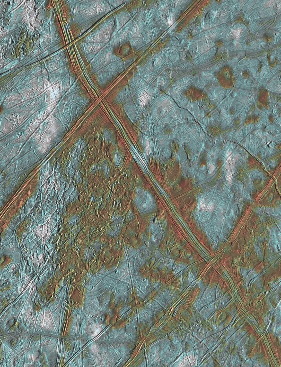 Europe et sa surface de dômes et de crêtes; un terrain perturbé comprenant des plaques crustales qui se sont brisées et repositionnées. Les zones rougeâtres sont associées à une activité géologique interne et le bleu à des plaines glacées relativement anciennes. [NASA - JPL/University of Arizona]