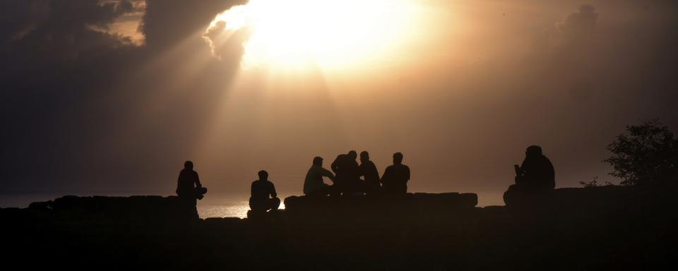 Des personnes regardant le coucher de soleil à Goa, en Inde. [AP Photo/ Keystone - Manish Swarup]