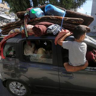 Des Palestiniens fuient leurs maisons en direction de la partie sud de la bande de Gaza après l'appel d'Israël à plus d'un million de civils du nord de Gaza à se déplacer vers le sud dans les 24 heures, le 13 octobre 2023. [REUTERS - AHMED ZAKOT]