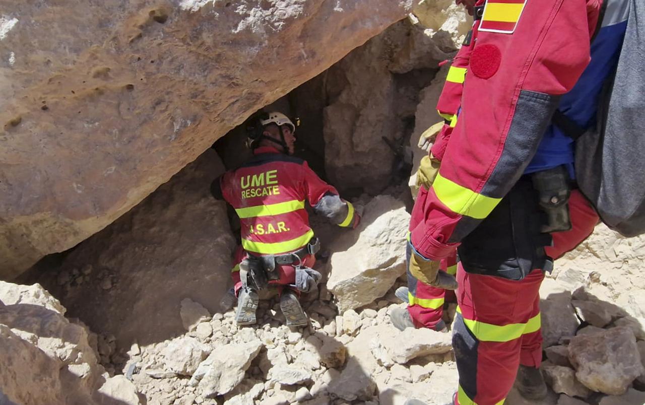 Des membres de l'unité Militaire d'Urgence recherchent des survivants sous un bâtiment près de Khair Anougal. [Keystone - Spanish Defence Ministry]