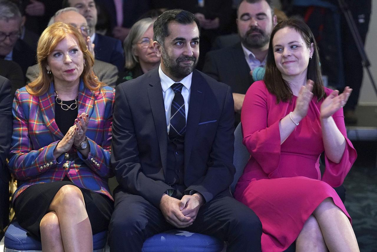 Les deux autres candidates au leadership du SNP Ash Regan (gauche) et Kate Forbes (droite) applaudissent leur concurrent à l'annonce de sa victoire, au Murrayfield Stadium, à Edimbourg. [Keystone - Andrew Milligan/PA via AP]