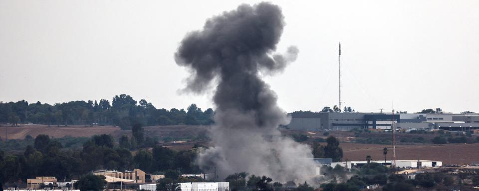 Une roquette en provenance de la bande de Gaza explose près de la ville de Sderot, dans le sud d'Israël. [reuters - Amir Cohen]