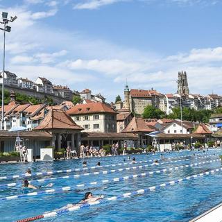 Les Bains de la Motta de Fribourg fêteront leur centième anniversaire à l'été 2023. [https://www.ville-fribourg.ch/motta]