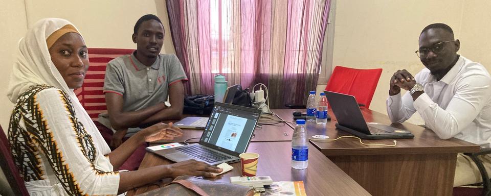 Derguene Mbaye prépare une thèse sur les traitements automatiques du langage (au fond à gauche) aux côtés de sa collègue Khady Kama, ingénieure de conception en informatique avec laquelle il a développé une application de sensibilisation à l'hémophilie en wolof. [RFI - Léa-Lisa Westerhoff]