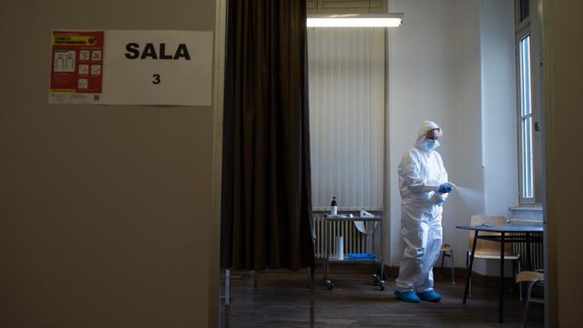 Du personnel médical désinfecte une salle d'examen au centre de dépistage du Covid-19 de Mendrisio, au Tessin, mardi 28 avril 2020 (image d'illustration). [KEYSTONE - Alessandro Crinari / Ti-Press]