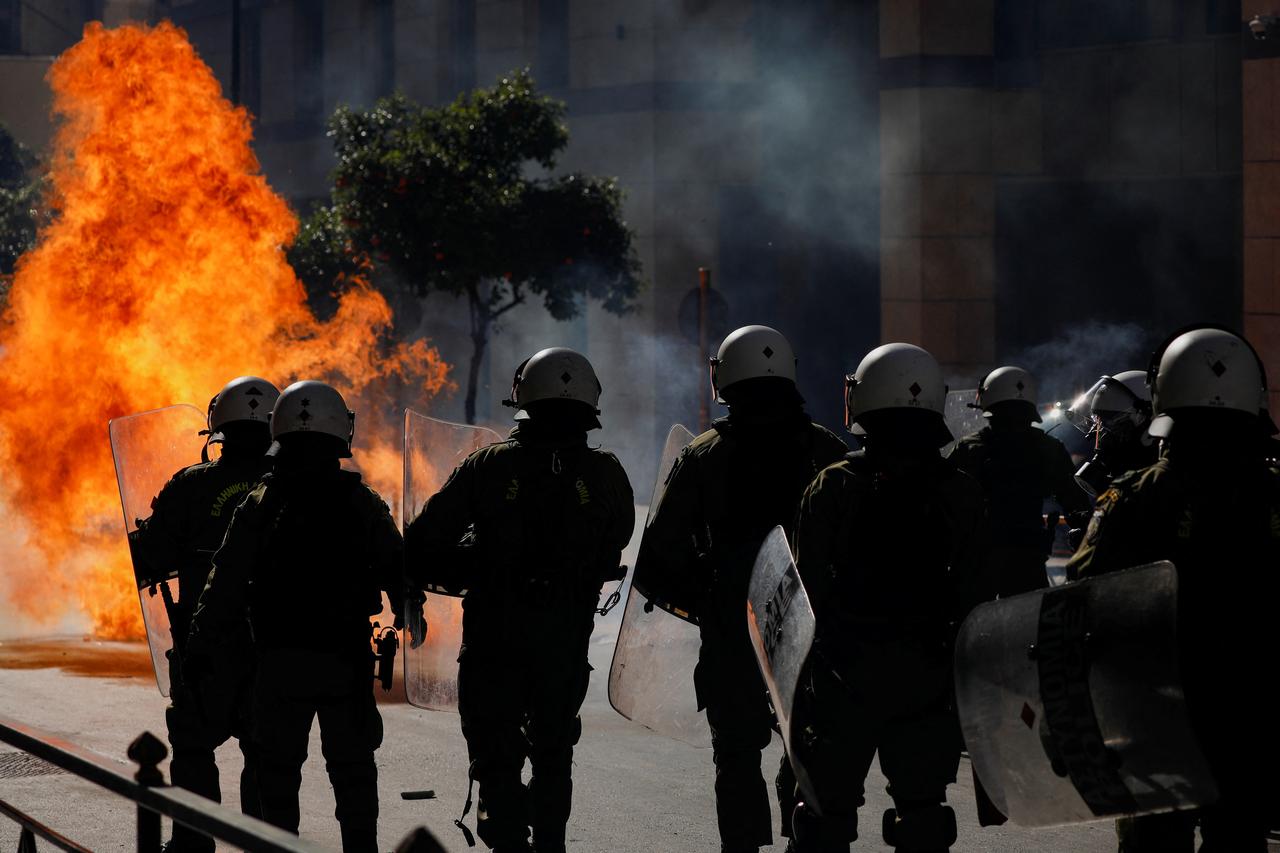 La Grèce est le théâtre de heurts entre la police et des manifestants, comme ici à Athènes le 8 mars. [Reuters - Florion Goga]