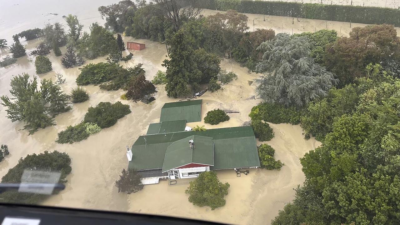 En Nouvelle-Zélande, quelque 300 personnes se sont réfugiées sur les toits pour fuir les inondations liées au cyclone Gabrielle. [Keystone/AP - New Zealand Defense]