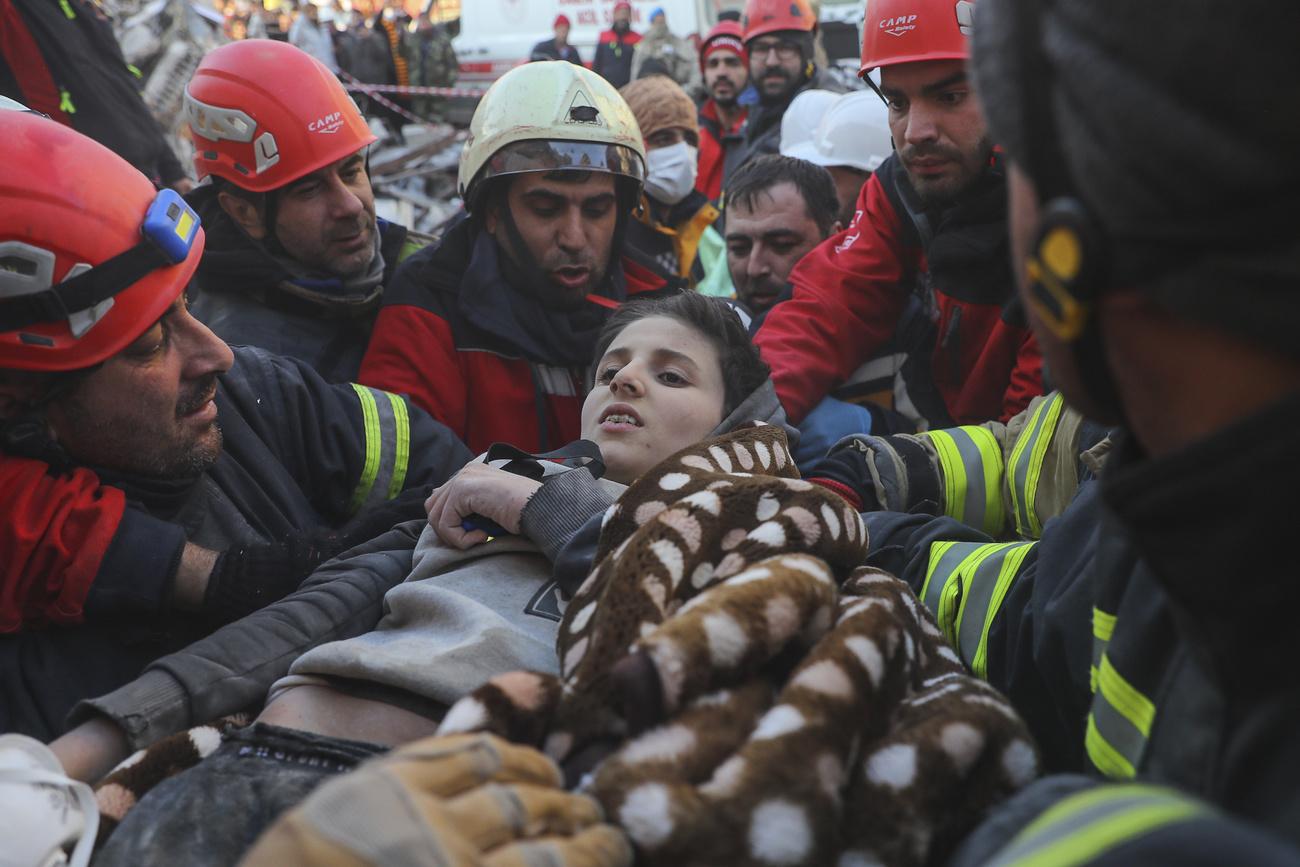Une fille de 12 ans sauvée après cinq jours à Antakya, en Turquie. [Keystone - AP Photo/Can Ozer]