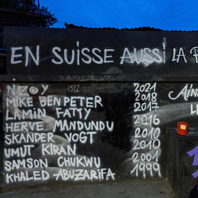 Un graffiti devant la Cathédrale de Lausanne pour rappeler que plusieurs personnes sont décédées suite à des contrôles de police. [Reuters - Denis Balibouse]