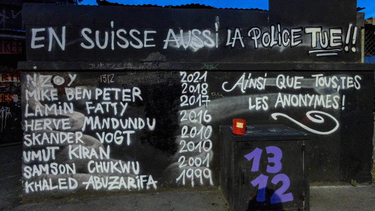 Un graffiti devant la Cathédrale de Lausanne pour rappeler que plusieurs personnes sont décédées suite à des contrôles de police. [Reuters - Denis Balibouse]