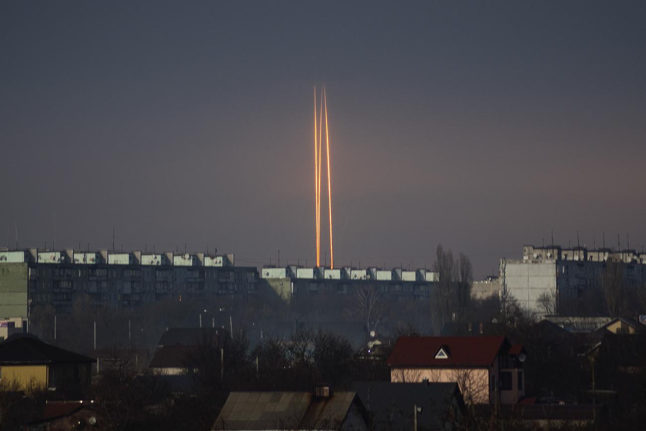 Trois roquettes russes lancées contre l'Ukraine depuis la région russe de Belgorod sont vues à l'aube à Kharkiv, en Ukraine, le jeudi 9 mars 2023. (AP Photo/Vadim Belikov) [AP/Keystone - Vadim Belikov]
