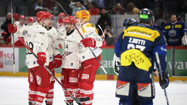 La joie des Vaudois après le 2-0 signé Frick (tout à gauche). [Laurent Gillieron]