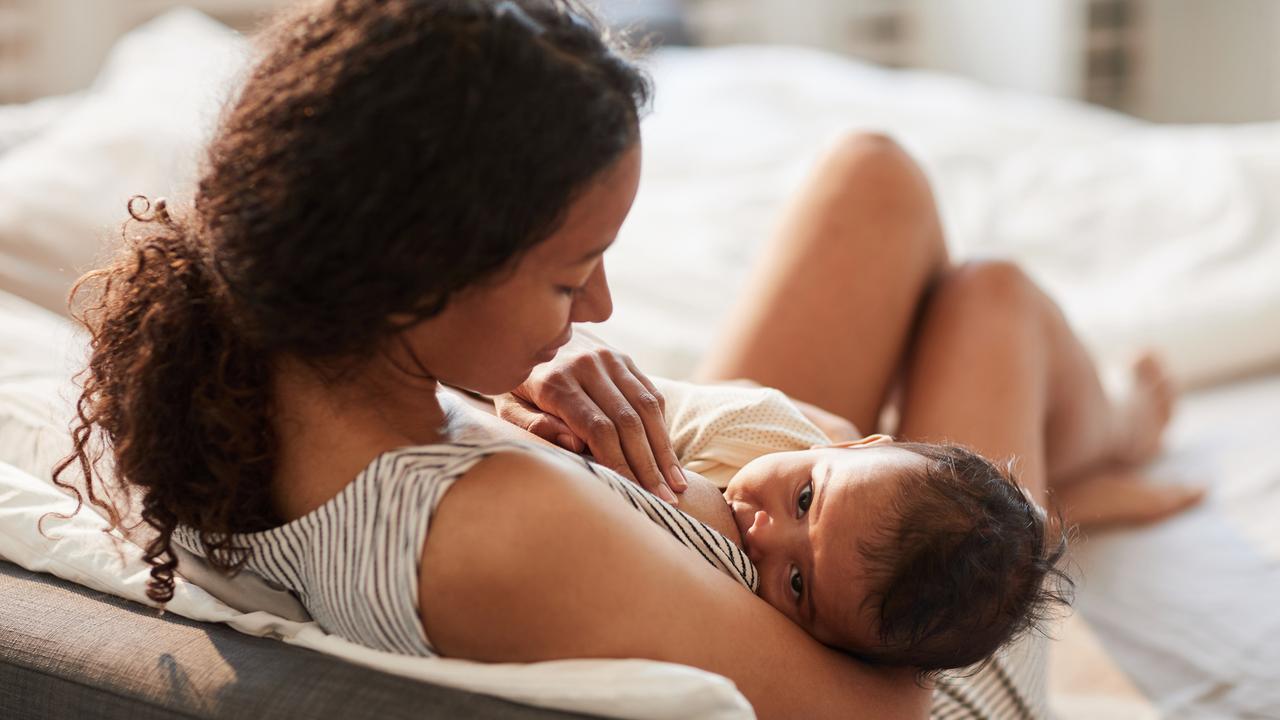 Une mère en train d'allaiter son petit bébé (image d'illustration). [Depositphotos - SeventyFour]