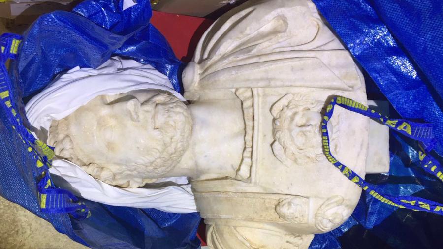 Buste de l'empereur romain Hadrien. Il a été retrouvé par les douanes dans un garde meuble. Il était entreposé dans des sacs en plastique. La valeur de l'ensemble des objets saisis par les douanes s'élève à plusieurs centaines de millions de francs. [DR]