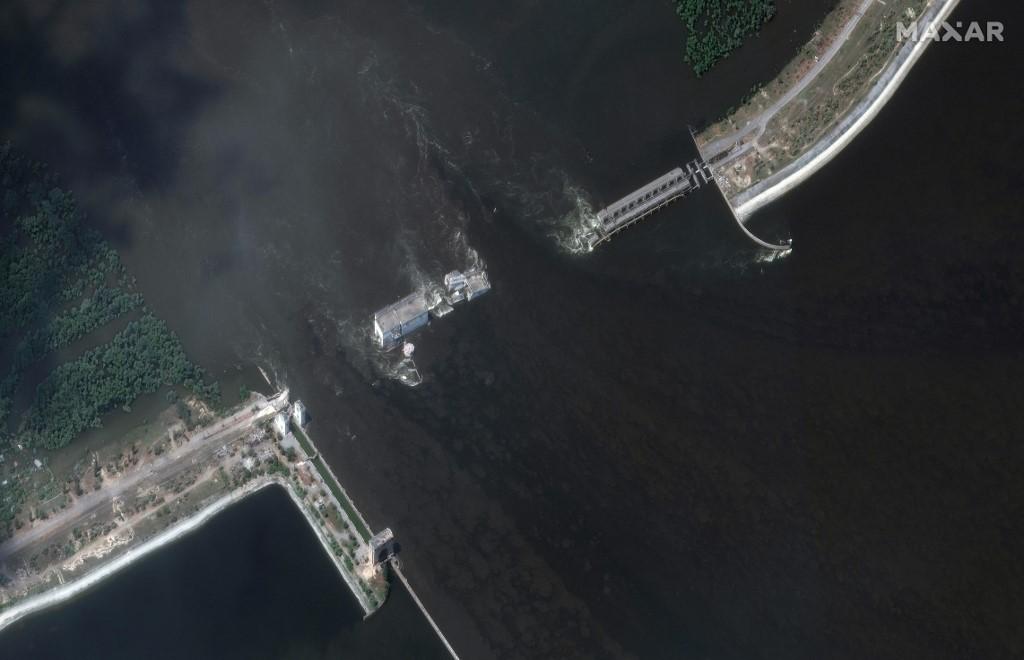 Cette image satellite montre le barrage et la centrale hydroélectrique de Nova Kakhovka après sa destruction le 7 juin 2023. [AFP - Satellite image ©2023 Maxar Technologies]