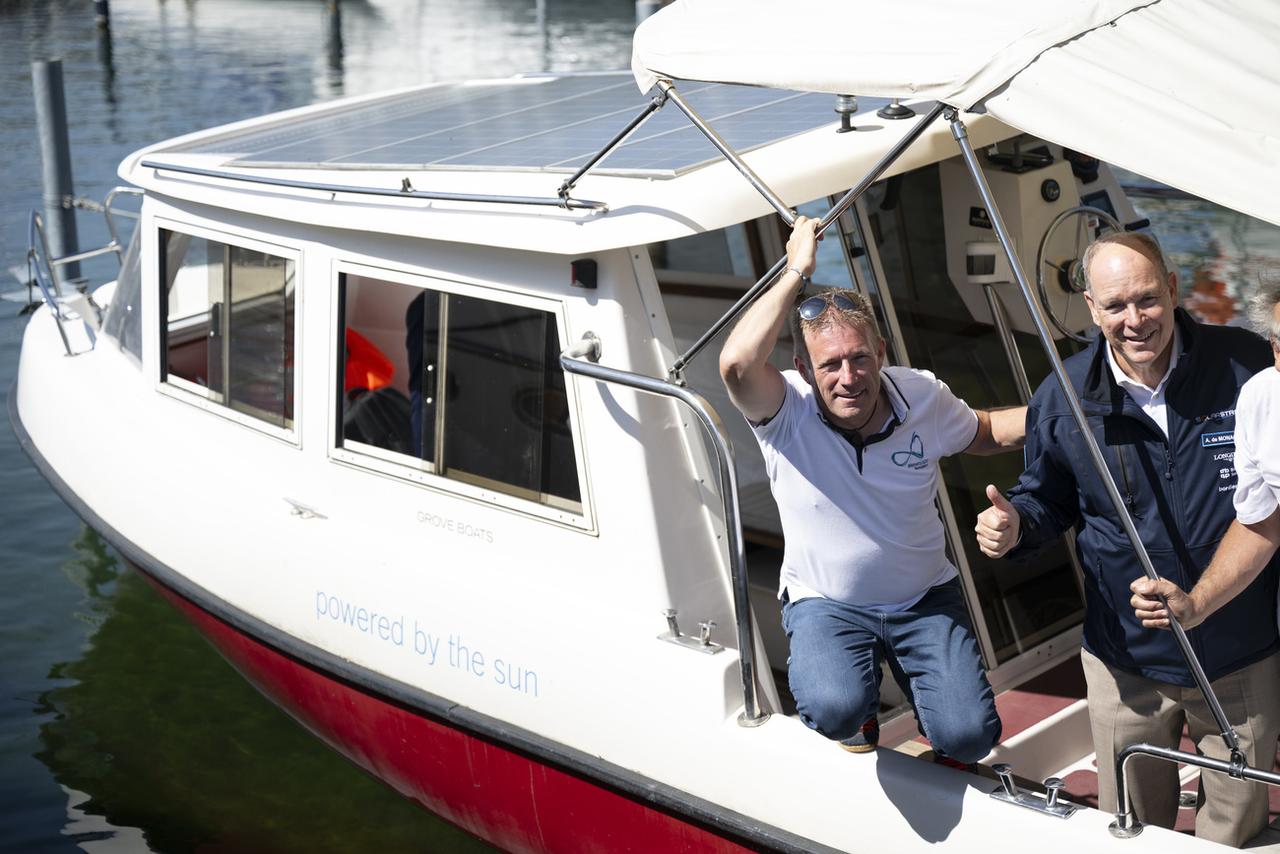 Raphaël Domjan a montré lundi au prince Albert II de Monaco le bateau solaire PlanetSolar II à Hauterive (NE). [KEYSTONE - LAURENT GILLIERON]