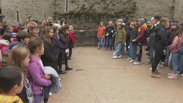 Les élèves de Blonay-St-Légier (VD) et ceux d’Unteräger (ZG) ont fait connaissance lors de la Semaine nationale de l'échange. [RTS]