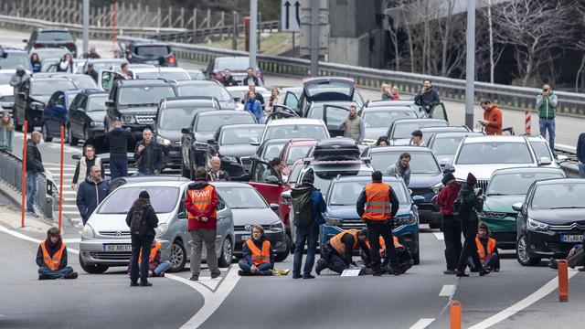 Des activistes pour le climat bloquent le Gotthard le 7 avril 2023. [Keystone - Urs Flueeler]