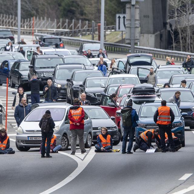 Des activistes pour le climat bloquent le Gotthard le 7 avril 2023. [Keystone - Urs Flueeler]