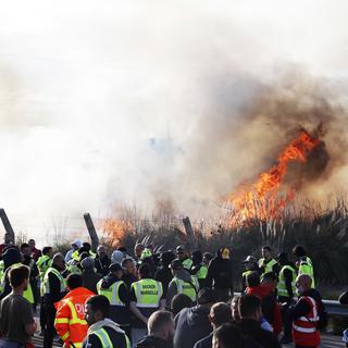 Manifs, blocages et violences policières: journée sous haute tension en France. [Keystone - EPA/Guillaume Horcajuelo]