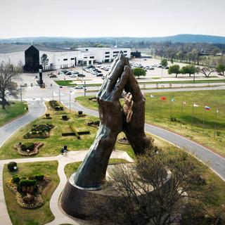 Sculpture des mains en prière devant l’Université évangélique Oral Robert, Tulsa, Oklahoma (USA).) [Artline Films]