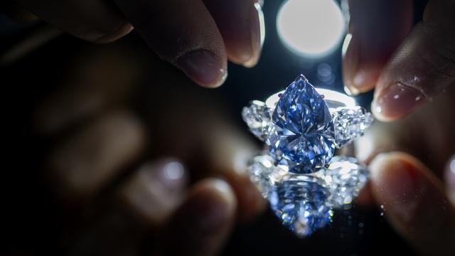 Le diamant appelé "Bleu Royal" a été vendu à Genève. [Keystone - Martial Trezzini]