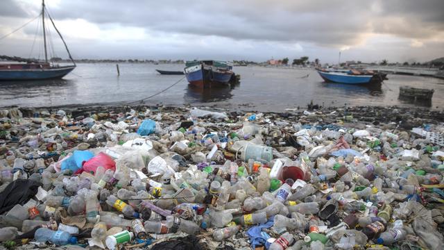 Les négociations internationales contre la prolifération des déchets plastiques ont pris fin dimanche au Kenya, avec des désaccords sur l'ampleur du traité. [Keystone - Odelyn Joseph - AP Photo]