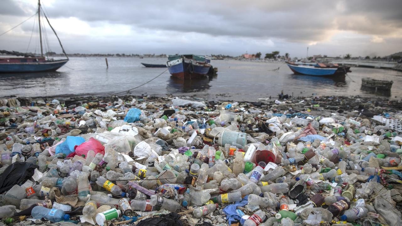 Les négociations internationales contre la prolifération des déchets plastiques ont pris fin dimanche au Kenya, avec des désaccords sur l'ampleur du traité. [Keystone - Odelyn Joseph - AP Photo]