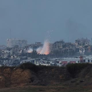 Une explosion sur Gaza provoquée par l'armée israélienne le 7 décembre. [Reuters - Athit Perawongmetha]