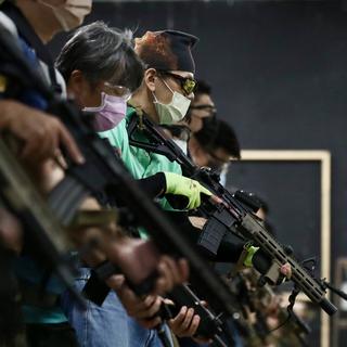 Des civils taïwanais s'entraînent à la maîtrise des armes à feu, tendance qui a augmenté en marge de l'invasion russe de l'Ukraine. [Keystone/EPA - Ritchie B. Tongo]