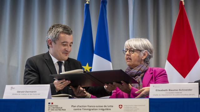 Elisabeth Baume-Schneider et le ministre français de l'intérieur Gérald Darmanin ont signé une déclaration d'intention. [Keystone - Martial Trezzini]